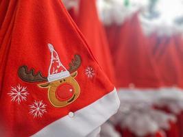 fundo de natal, chapéu de papai noel retratado veado da neve vendido na loja de suprimentos de natal foto