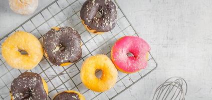 rosquinhas em um fundo branco de madeira foto