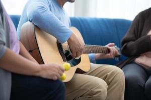 companheiros de idosos para relaxar durante o fim de semana, se reúnem para atividades foto