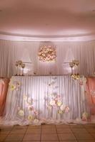 decoração de mesa de casamento festivo com candelabros de cristal, castiçais dourados, velas e flores rosa brancas. dia do casamento elegante foto