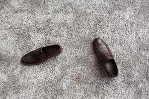 sapatos de couro marrom masculinos clássicos em fundo de tapete cinza. manhã do noivo