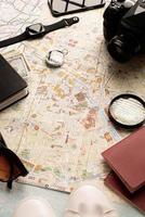 acessórios de viajante planos leigos no mapa, câmera, óculos, dispositivos digitais foto