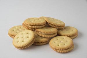 biscoitos no fundo branco foto