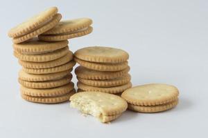 biscoitos no fundo branco foto