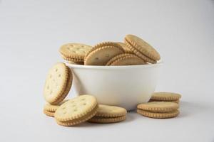 biscoitos em uma tigela branca foto