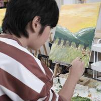 um jovem asiático concentra-se na pintura de imagens coloridas acrílicas na tela com alunos em uma sala de aula de arte, aprendizado criativo com talentos e habilidades na educação de estúdio do ensino fundamental. foto