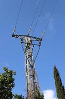 fios em um poste transportando corrente elétrica de alta tensão. foto