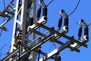 fios em um poste transportando corrente elétrica de alta tensão. foto