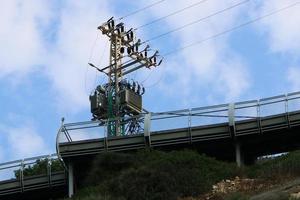 fios em um poste transportando corrente elétrica de alta tensão. foto