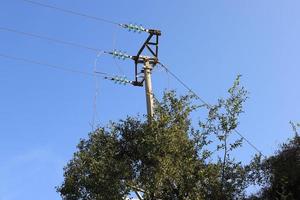 fios em um poste transportando corrente elétrica de alta tensão. foto