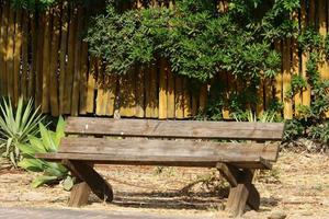 banco para descanso em um parque da cidade em israel. foto