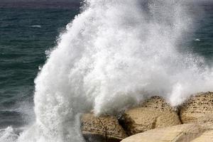 tempestade e vento no mar mediterrâneo no norte de israel. foto