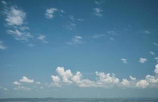 céu claro do meio-dia com nuvens sobre montanhas ao meio-dia, aldeias no background.soft foco desfocado. férias de verão, cores pastel e destaques. cartaz de borrão abstrato ou banner de publicidade foto