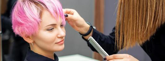 jovem recebendo penteado rosa curto foto