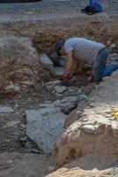 bergamo itália setembro 2022 arqueólogo trabalhando na antiga estrada romana na cidade alta em bergamo foto