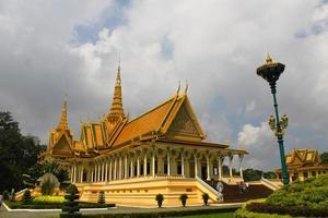 palácio real na cidade de phnom penh, no camboja, com céu nublado foto