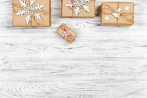 caixas de presente de natal na mesa de madeira. vista superior com espaço de cópia foto