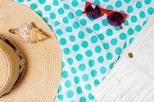 chapéu de palha praia mulher óculos de sol vista superior calções de concha com espaço para texto. foto