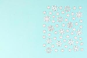 vista superior de flocos de neve brancos sobre fundo colorido. conceito de clima de inverno com espaço de cópia. feliz natal conceito foto