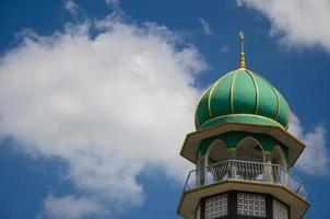 edifício azan da mesquita e céu azul foto