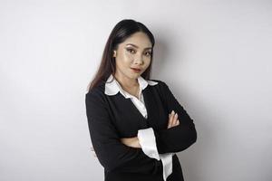 retrato de um chefe de menina asiática sorridente confiante vestindo terno preto em pé com os braços cruzados e olhando para a câmera isolada sobre fundo branco foto