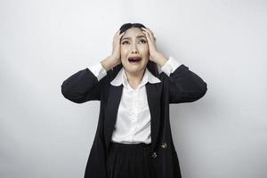 um retrato de uma mulher de negócios asiáticos vestindo um terno preto isolado por fundo branco parece deprimido foto