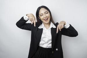excitada empresária asiática vestindo terno preto apontando para o espaço da cópia abaixo dela, isolado pelo fundo branco foto