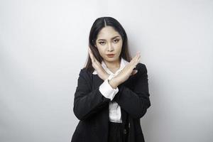 linda mulher asiática vestindo terno preto com rejeição de pose de gesto de mão ou proibição com espaço de cópia foto