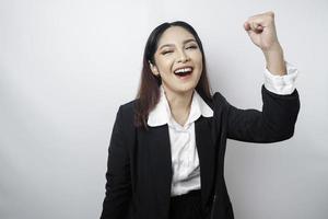 uma jovem empresária asiática com uma expressão de sucesso feliz vestindo terno preto isolado por fundo branco foto