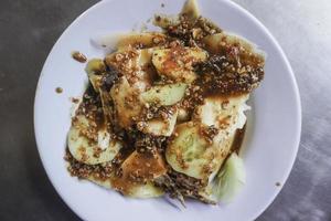 um retrato de salada de frutas indonésia com molho de amendoim chamado rujak foto