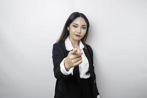 jovem empresária asiática bonita em pé sobre fundo branco isolado, apontando o dedo para a câmera com cara de feliz. boas energias e vibrações. foto