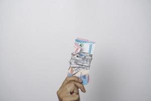 a rupia indonésia está amarrada com uma fita métrica. conceito de medição de dinheiro. o tamanho dos investimentos financeiros, o valor da receita. foto