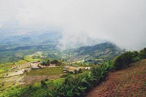 vista alta da província de phetchabun da montanha de phu thap boek, tailândia. tempo frio, montanhas altas e neblina espessa. foto