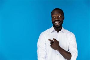 homem sorridente de camisa branca foto