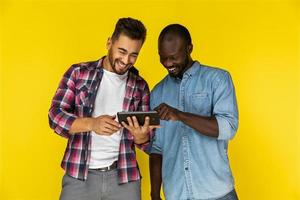 dois homens gostando de assistir vídeos no tablet foto