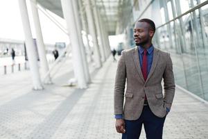 elegante empresário negro afro-americano posa de terno