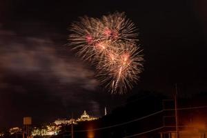 celebração de fogos de artifício no céu escuro foto