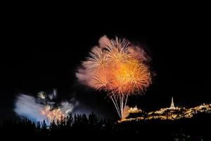 celebração de fogos de artifício no céu escuro foto