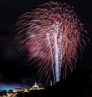 celebração de fogos de artifício no céu escuro foto