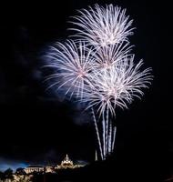 celebração de fogos de artifício no céu escuro foto