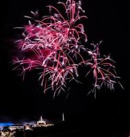 celebração de fogos de artifício no céu escuro foto