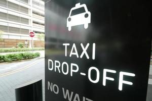 placa de ponto de táxi em preto em singapura foto