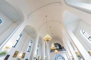 cúpula e altar da igreja católica com arcos e colunas, teto e abóbada com afresco foto