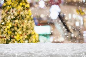 neve branca vazia com borrão de árvore de natal com bokeh de fundo claro foto