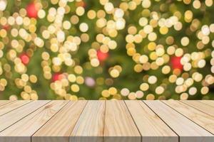 tampo de mesa de madeira vazio com árvore de natal desfocada com fundo claro bokeh foto