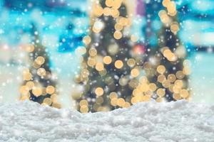 neve branca vazia com borrão de árvore de natal com bokeh de fundo claro foto