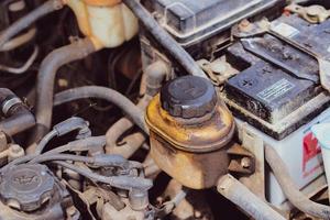 manchas de óleo do motor sujas que não foram mantidas. o conceito de sujeira do motor pode causar falha do motor. foto