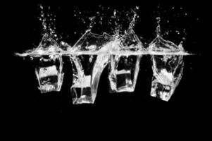 cubos de gelo em um fundo preto foto