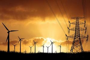 turbinas eólicas produzem eletricidade em um campo. conceito de energia eólica, energia limpa, proteção ambiental foto
