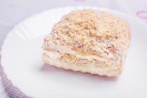 close-up de mil folhas em um prato branco. bolo doce caseiro napoleão. sobremesa folhada. foto